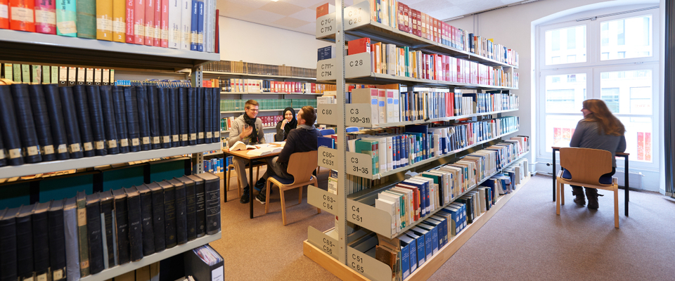 Bücherwand in Bücherei
