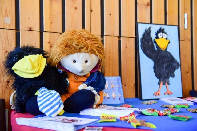 Handpuppen die auf einem Tisch sitzen Handpuppen die auf einem Tisch sitzen