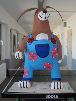 fertig gestellter Pappmachéhase mit blauer Blümchenhose fertig gestellter Pappmachéhase mit blauer Blümchenhose