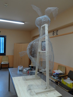 Drahtskulptur des Projekthasens Drahtskulptur des Projekthasens
