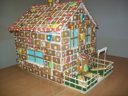 Hexenhaus aus Lebkuchen verziert mit Bonbons