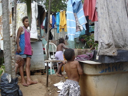 brasilianische Kinder auf einem Hinterhof unter einer Wäscheleine