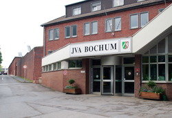 Rotes Backsteinhaus mit Haupteingang der Justizvollzugsanstalt Bochum mit Blumenkasten