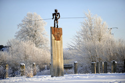 Skulptur eines Balancierenden