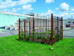 Eingezäunter Rosengarten mit Stuhl Eingezäunter Rosengarten mit Stuhl