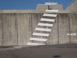 Mauer der Justizvollzugsanstalt auf die ein Zebrastreifen gemalt wurde Mauer der Justizvollzugsanstalt auf die ein Zebrastreifen gemalt wurde