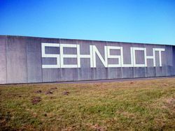 Mauerausschnitt der Justizvollzugsanstalt Geldern mit dem Schriftzug Sehnsucht Mauerausschnitt der Justizvollzugsanstalt Geldern mit dem Schriftzug Sehnsucht