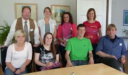 Gruppenfoto Schüler der Georg-Müller-Gesamtschule mit Bediensteten der JVA