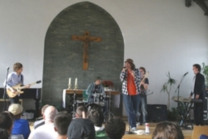 4 Musiker spielen in einer Kirche der Justizvollzugsanstalt vor Publikum 4 Musiker spielen in einer Kirche der Justizvollzugsanstalt vor Publikum