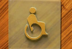 Holzschild mit Rollstuhl